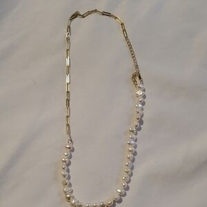 Sophisticated Gold and Pearl Necklace